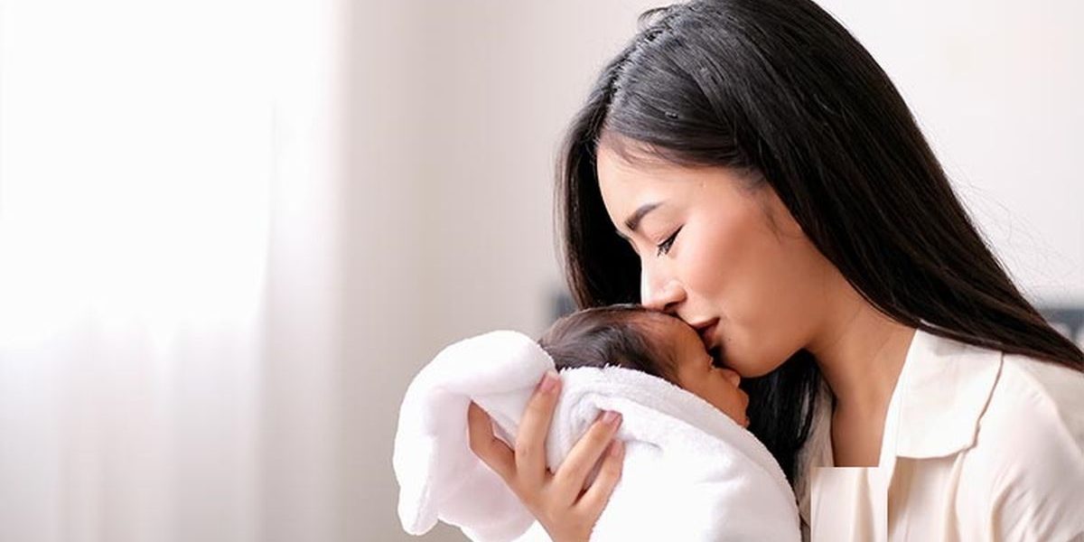 هشدار بوسیدن نوزاد؛ چرا باید فاصله دهیم؟
